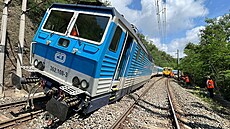 Mezi Karlštejnem a Zadní Třebaní narazil rychlík do spadlé skály. (30. června... Mezi Karlštejnem a Zadní Třebaní narazil rychlík do spadlé skály. (30. června...