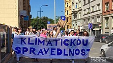 Příznivci spolku Klimatická žaloba před soudním projednání v Praze (15. června... Příznivci spolku Klimatická žaloba před soudním projednání v Praze (15. června...