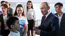 Ruský prezident Vladimir Putin na setkání s dětmi ve vzdělávacím centru ve... Ruský prezident Vladimir Putin na setkání s dětmi ve vzdělávacím centru ve...
