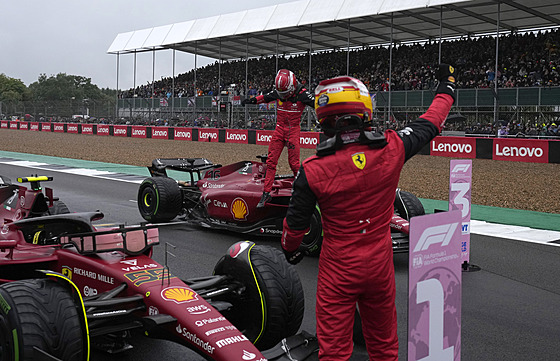 Carlos Sainz (zády) z Ferrari zvítzil v kvalifikaci na Velkou cenu Británie,...