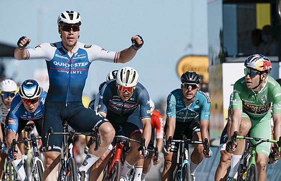 Fabio Jakobsen zvedá ruce po vítzném spurtu ve druhé etap Tour de France.