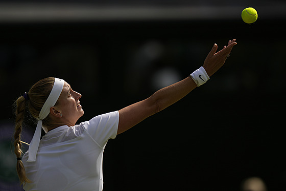 Petra Kvitová servíruje v zápase tetího kola Wimbledonu.