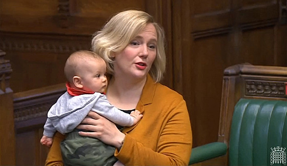 Britská poslankyn Stella Creasyová si své potomky bere i do parlamentu. Ten...