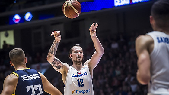 eský basketbalista Ondej Balvín stílí na ko Bosny a Hercegoviny.