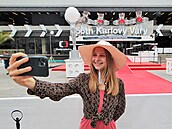 Selfie před červeným kobercem. (1. července 2022) Selfie před červeným kobercem. (1. července 2022)
