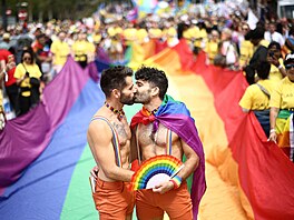 Nkteí úastníci oslavili Pride Parade v Londýn polibkem. 