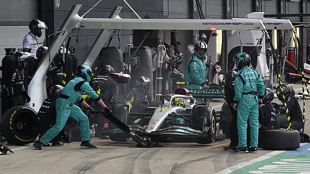 Lewis Hamilton v pi mechanik ve Velk cen Britnie.