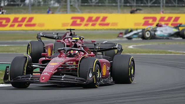 Carlos Sainz z Ferrari si jede pro prvn triumf ve formuli 1. Zvtzil ve Velk cen Britnie.