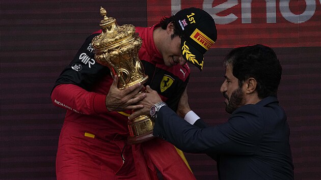 Carlos Sainz pebr trofej po triumfu ve Velk cen Britnie.