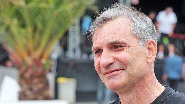 Jiří Macháček, herec a zpěvák skupiny Mig 21 na karlovarském filmovém festivalu. (1. července 2022)