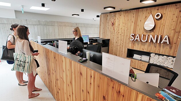 Bazén a saunový svět Saunia u karlovarského hotelu Thermal.