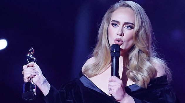 Britsk zpvaka Adele bhem norovho pedvn cen BRIT Awards 2022