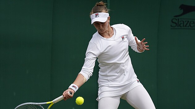 Barbora Krejkov returnuje v zpase tetho kola Wimbledonu.