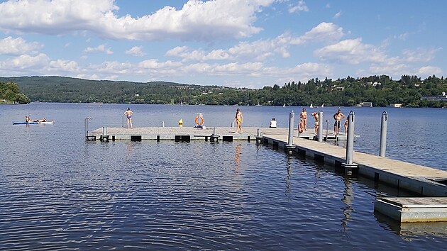 V Brněnské přehradě se kvůli extrémnímu počasí spojenému s klimatickou změnou horší kvalita vody, přestože koupat se v ní stále dá.