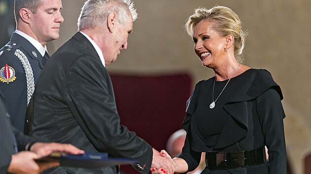 Zpěvačka Helena Vondráčková obdržela od prezidenta Miloše Zemana na Pražském...