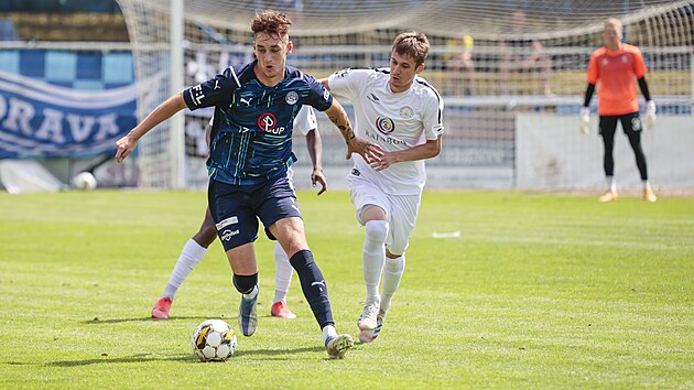 Filip Vecheta (vpravo) odstavuje soupeře z MFK Vyškov.