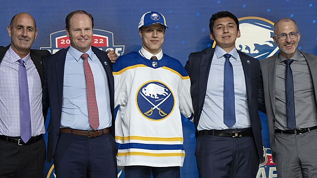 Jiří Kulich (uprostřed) pózuje v dresu Buffala, které si ho vybralo na draftu jako 28. v pořadí.