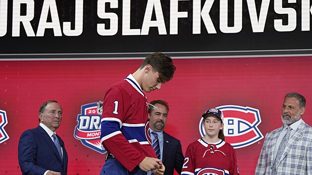 Slovensk tonk Juraj Slafkovsk oblk dres Montrealu, jeho volba z nj udlala jedniku letonho draftu NHL.