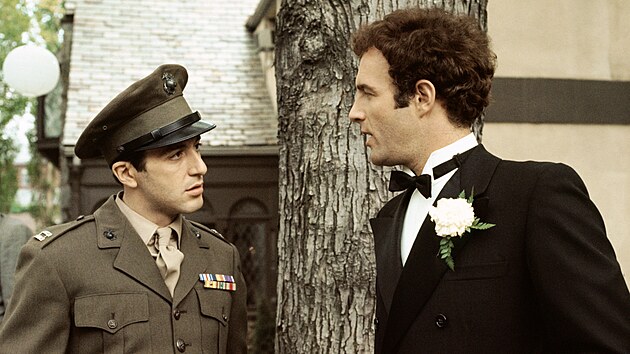 Vlevo Al Pacino jako Michael Corleone,vpravo James Caan jako Sonny Corleone v legendrnm snmku Kmotr (1972)