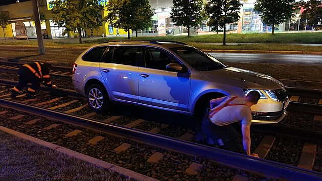 Opil ofr si v Plzni spletl tramvajov kolejit se silnic.