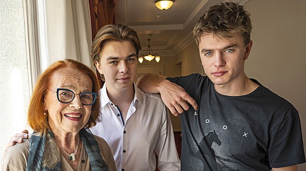 Iva Janurov a jej vnuci Vincent Pitra a Alfrd Hostika (Karlovy Vary, 5. ervence 2022)