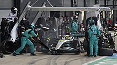 Lewis Hamilton v péi mechanik ve Velké cen Británie.