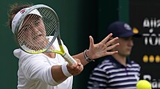 Barbora Krejíková bhem zápasu tetího kola Wimbledonu.