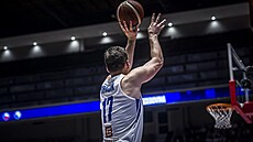eský basketbalista Jaromír Boháík stílí na ko Bosny a Hercegoviny.