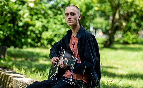 estnáctiletý Artur Kupcov vzal kytaru a odjel z válkou suované Ukrajiny do...