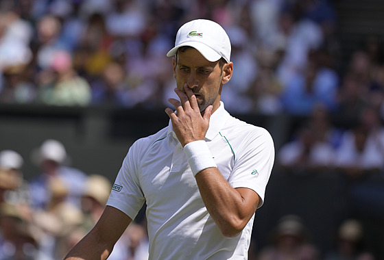 Novak Djokovi pemýlí, jak vyzrát na Nicka Kyrgiose finále Wimbledonu.