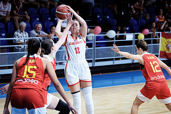 eská juniorská basketbalistka Monika Fuíková stílí na panlský ko.