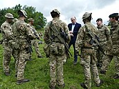Britský ministr obrany Ben Wallace s armádními instruktory, kteí cvií...