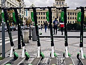 Sdílené koloběžky v Praze. Pozor, v MHD jsou považované za kola.