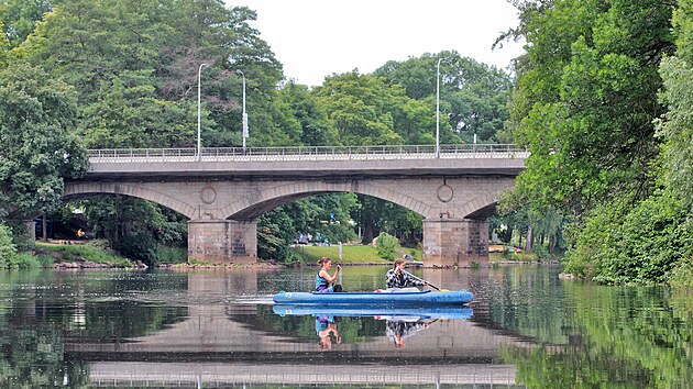 Vodáci na řece Ohři u Chebského mostu v Karlových Varech. (14. července 2022)