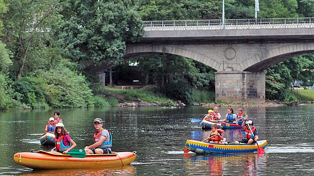 Vodáci na řece Ohři u Chebského mostu v Karlových Varech. (14. července 2022)