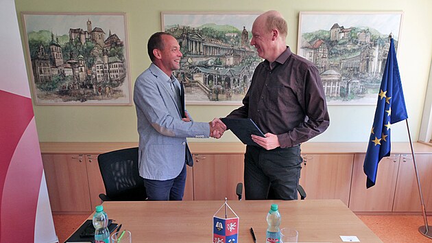 Memorandum o partnerství a spolupráci Karlovarského kraje a Fakulty sociálně ekonomické Univerzity Jana Evangelisty Purkyně (FSE UJEP) v Ústí nad Labem podepsali hejtman Petr Kulhánek a děkan Ondřej Moc (zleva). (19. července 2022)