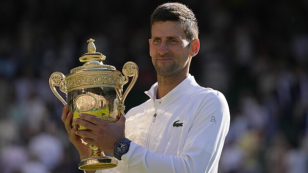 Novak Djokovi pzuje s trofej pro vtze Wimbledonu.