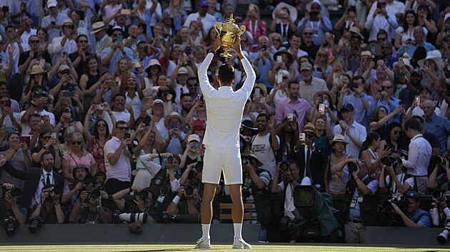 Novak Djokovi opt zvedl ped zraky londnskho publika nad hlavu wimbledonskou trofej.