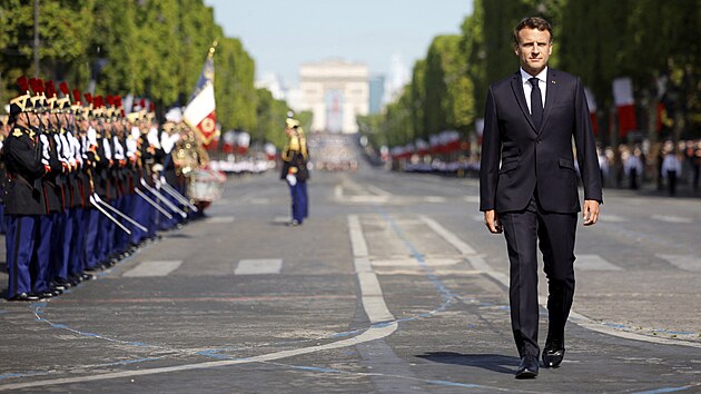 Francouzsk prezident Emmanuel Macron zahjil v centru Pae vojenskou pehldku pi pleitosti oslav 233. vro dobyt Bastily. (14. ervence 2022)