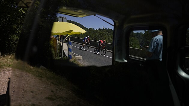 Jezdci z úniku Luis León Sánchez (Cofidis), Thibault Pinot (FDJ) a Louis Meintjes (Intermaché Wanty) během 14. etapy Tour de France
