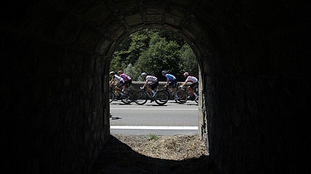Jezdci z úniku Louis Meintjes (Intermaché Wanty), Neilson Powless (EF Education), Felix Grossschartner (Bora), Jakob Fuglsang (Israel Premier–Tech) a puntíkatý Simon Geschke (Cofidis) během 14. etapy Tour de France
