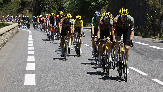 Peloton taen tmem Jumbo Visma bhem 14. etapy Tour de France