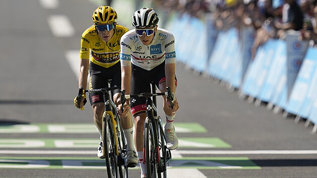 Slovinsk cyklista Tadej Pogaar (v blm) dojd do cle 14. etapy Tour de France ve stejnm ase jako ldr celkov klasifikace Jonas Vingegaard z Dnska.