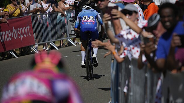 Australský cyklista Michael Matthews nastupuje ve 14. etapě Tour de France.