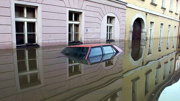 Zatopen ulice v Terezn. Povodn 2002.