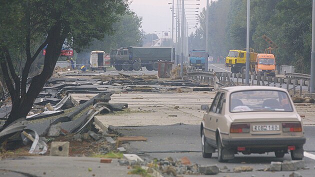 Nsledky niiv povodn na Strakonick ulici v Praze. Povodn 2002.