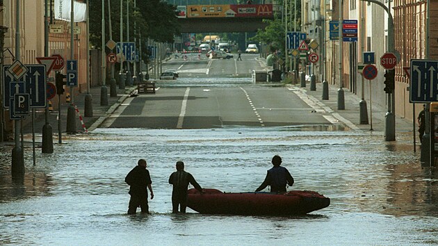 Zaplaven Strakonick ulice na praskm Smchov. Povodn 2002.