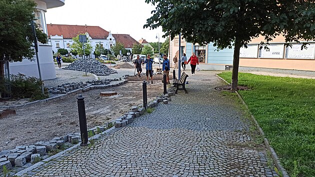 Opravy Tyrovy ulice v Tn nad Vltavou po povodnch potrvaj jet asi dva tdny.