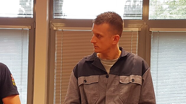 S osmnáctiletým trestem vězení odešel od ústeckého krajského soudu čtyřiatřicetiletý Petr Sláma, jenž loni v Libochovicích na Litoměřicku brutálně zavraždil starší ženu.