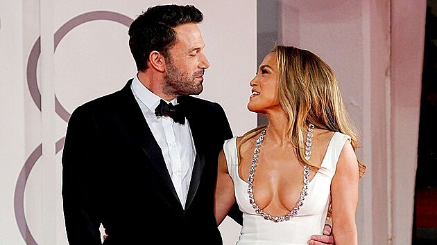Bval snoubenci Ben Affleck a Jennifer Lopezov jsou po sedmncti letech opt spolu. (2021)